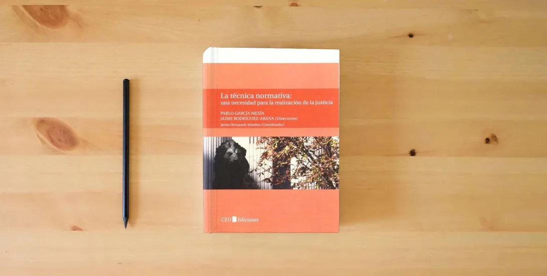 The book La técnica normativa: una necesidad para la realización de la justicia: 10 (General)} is on the table