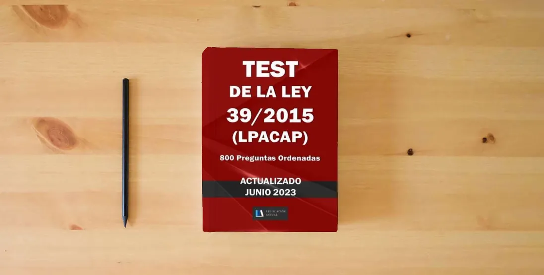 The book TEST DE LA LEY 39/2015 (LPACAP). 800 Preguntas Ordenadas. Legislación Actual.: Para estudiantes y opositores.} is on the table
