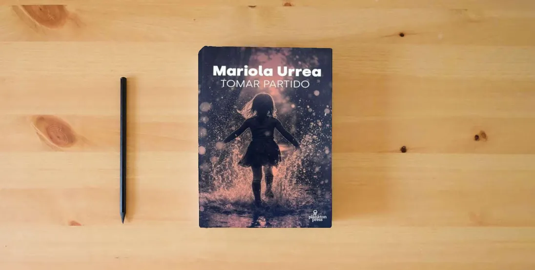 The book TOMAR PARTIDO} is on the table