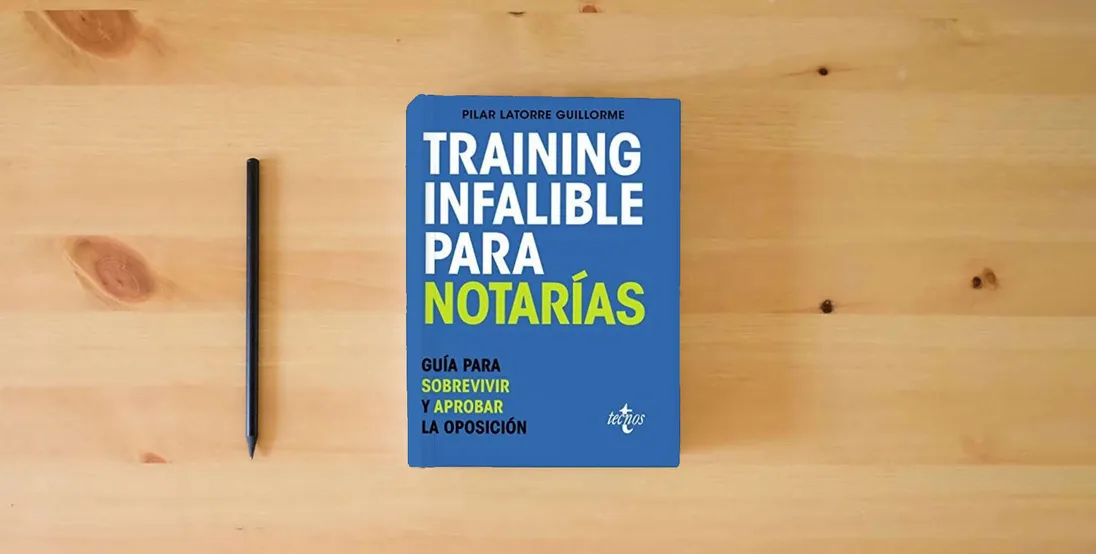 The book Training Infalible para Notarías: Guía para sobrevivir y aprobar la oposición (Derecho - Práctica Jurídica)} is on the table