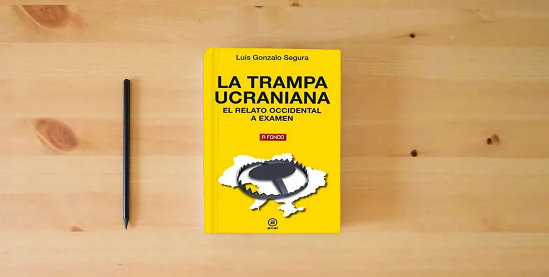 The book La trampa ucraniana. El relato occidental a examen: 47 (A fondo)} is on the table