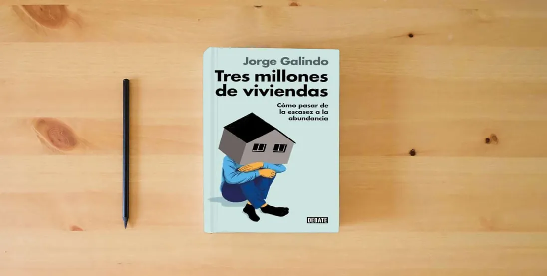 The book Tres millones de viviendas: Cómo pasar de la escasez a la abundancia (Ensayo y Pensamiento)} is on the table