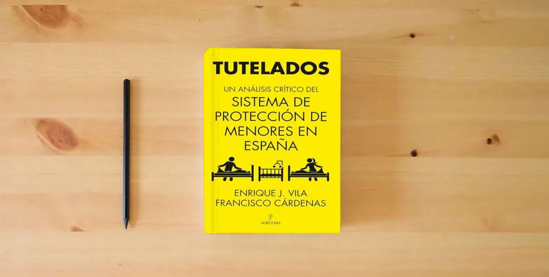 The book Tutelados; Un análisis crítico del sistema de protección de menores en España (Sociedad actual)} is on the table