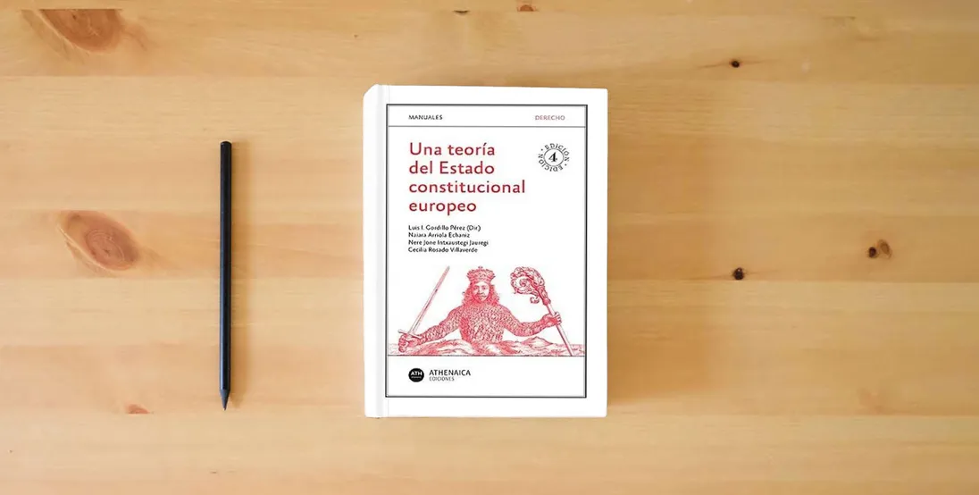 The book Una teoría del Estado constitucional europeo: 1 (Manuales. Derecho)} is on the table