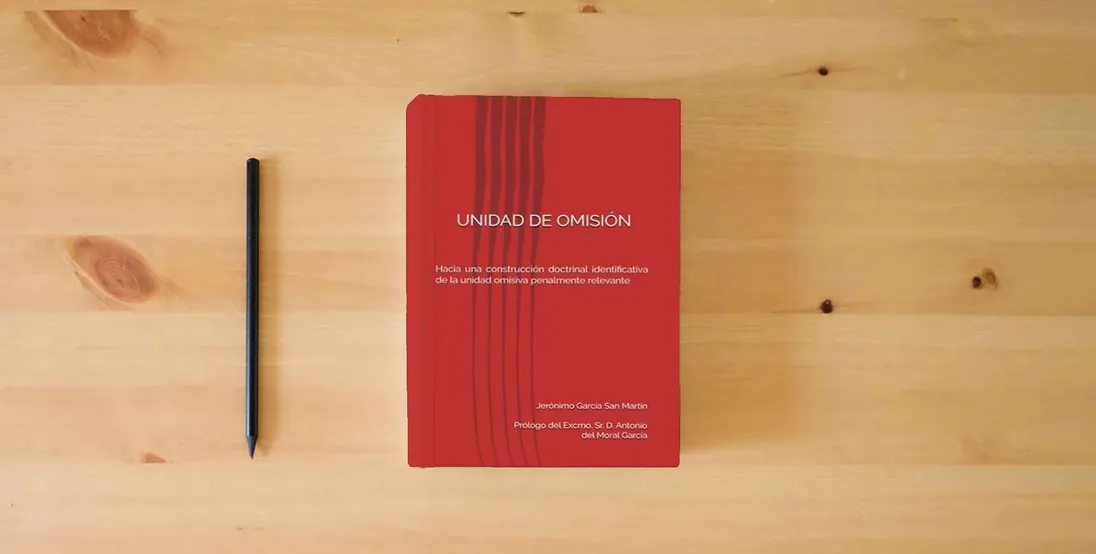 The book Unidad de omisión: Hacia una construcción doctrinal identificativa de la unidad omisiva penalmente relevante} is on the table