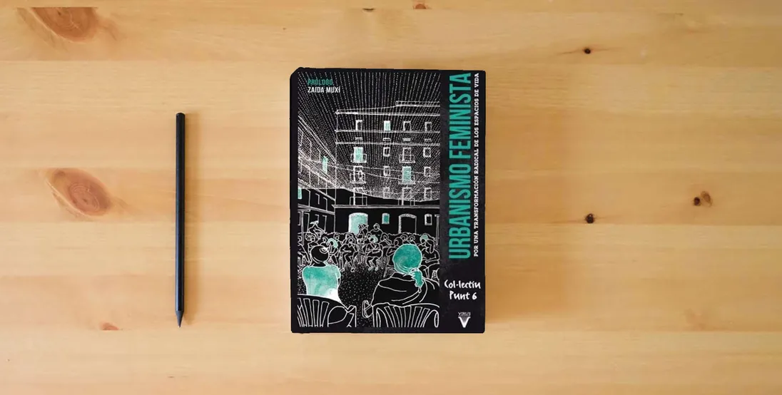 The book Urbanismo feminista: Por una transformación radical de los espacios de vida: 0 (Ensayo)} is on the table