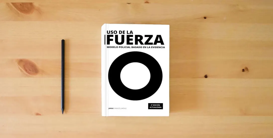 The book Uso de la fuerza: Modelo policial basado en la evidencia} is on the table
