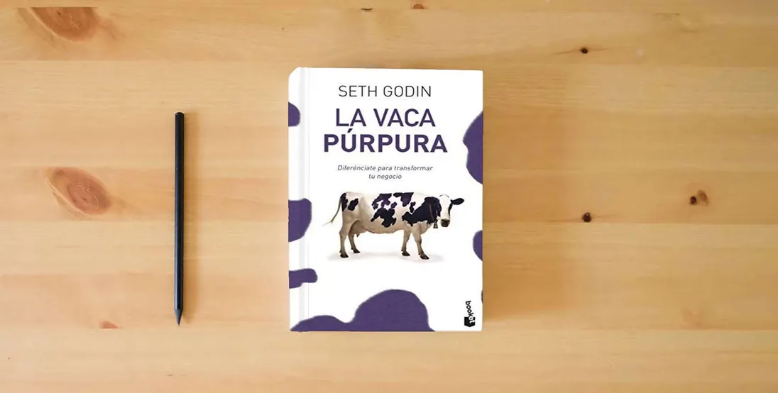 The book La vaca púrpura: Diferénciate para transformar tu negocio (Prácticos siglo XXI)} is on the table