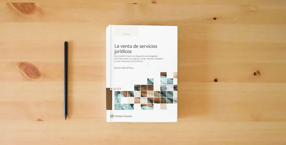 The book Venta de servicios jurídicos,La: Qué pueden hacer los despachos de abogados para desarrollar su negocio, atraer clientes rentables y crear relaciones de confianza (FONDO)} is on the table