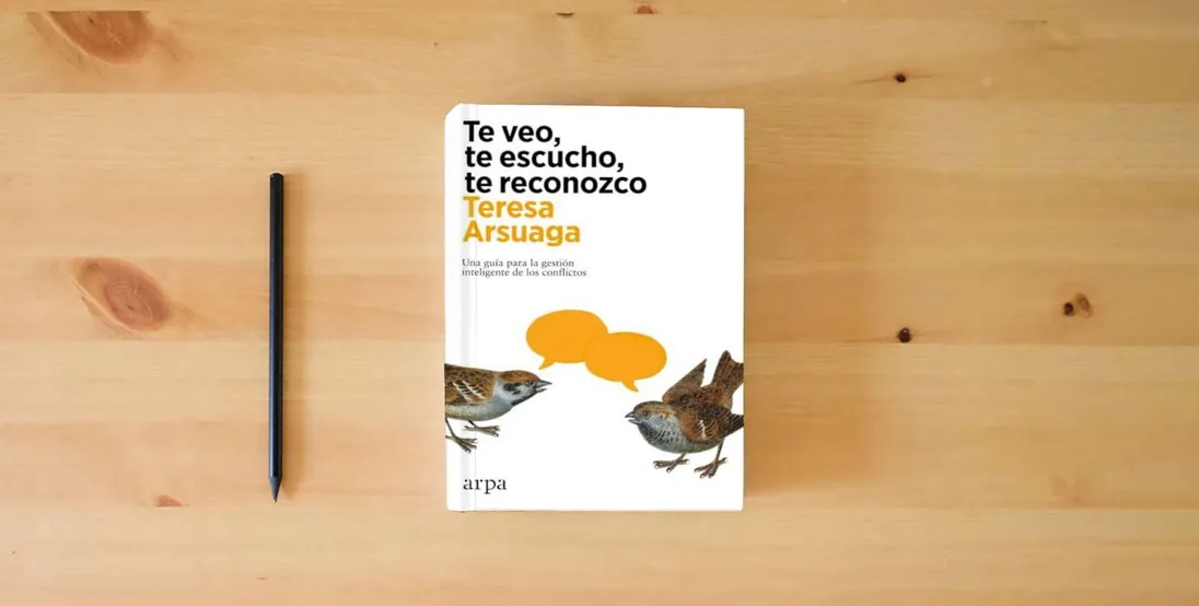 The book Te veo, te escucho, te reconozco: Una guía para la gestión inteligente de los conflictos (Psicología)} is on the table